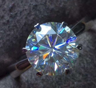 莫桑石和钻石的区别价格是什么形成的？
