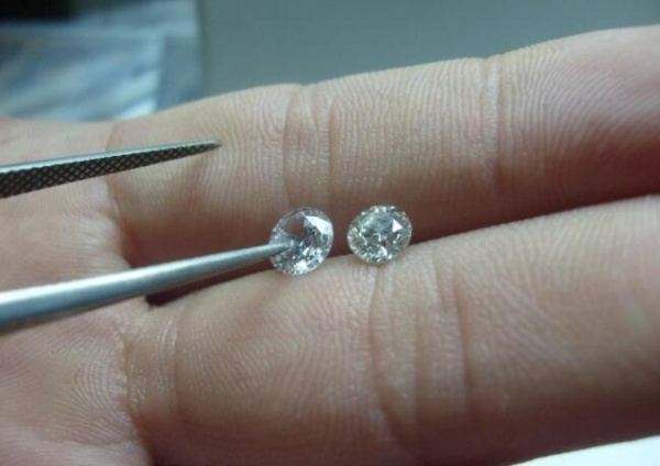合成碳硅石是钻石吗?一克拉价格